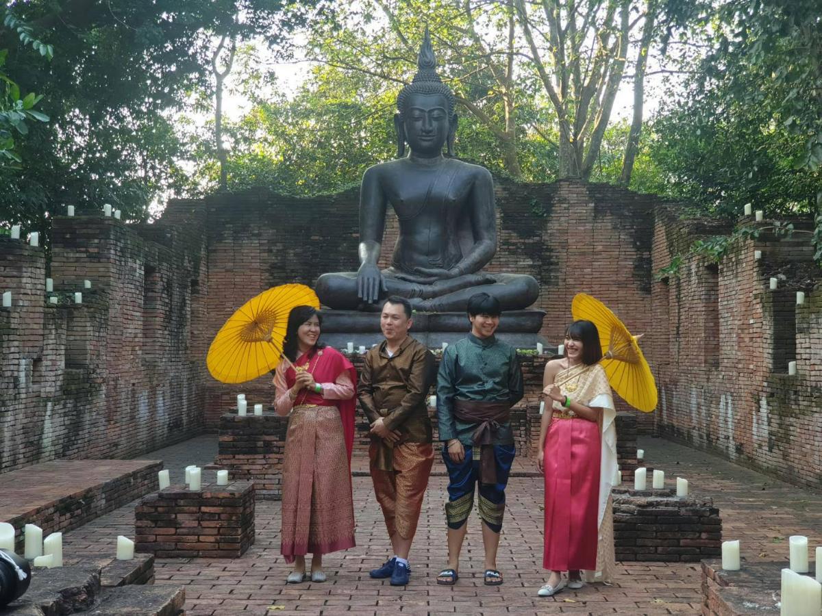 แต่งไทยเดินชมไฟอลังการ ณ สัทธา