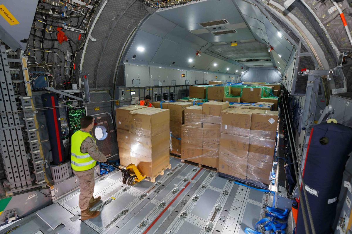 แอร์บัสจัด เอ400เอ็ม ขนส่งหน้ากากอนามัยไปยังสเปนเพื่อสนับสนุนการต่อสู้กับการระบาดของ COVID-19 @AirbusDefence #A400M #COVID19