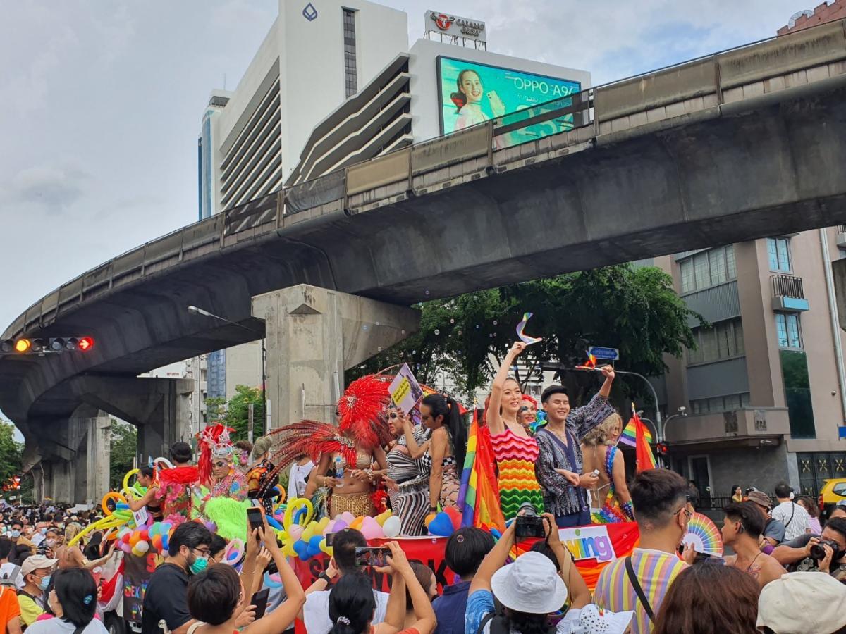 สุดคึกคัก ขบวนพาเหรด Bangkok Naruemit Pride 2022 สีลมแน่นขนัด