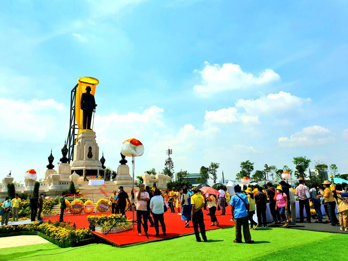 พระบรมราชานุสาวรีย์ รัชกาลที่ 9 แห่งอุทยานเฉลิมพระเกียรติฯ